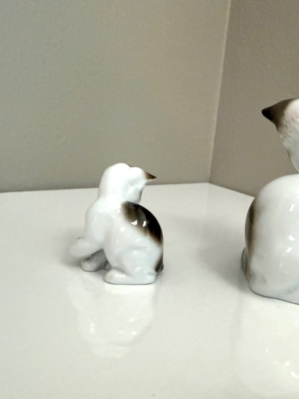 Set of Rosenthal Germany Playful Seated Kittens Figurines in Excellent Condition - Picture 4 of 13